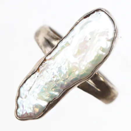 Ring med vit sten, stl:17¼, bredd 3,6-26mm, 926/1000 silver.  Vikt: 5,2 g