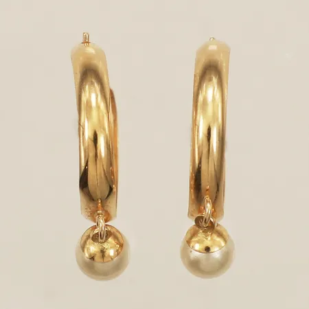 Ett par örhängen med imitationspärlor längd 24,0mm bredd 2,9mm smärre ojämnheter 18K Vikt: 0,9 g