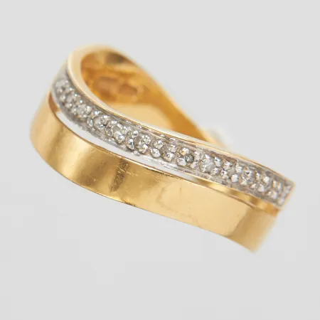 Ring med diamanter, 13x ca 0,0025ct, stl:17½, bredd 3-7mm, asymmetrisk design, GHA, 18K Vikt: 4,2g Vikt: 4,2 g