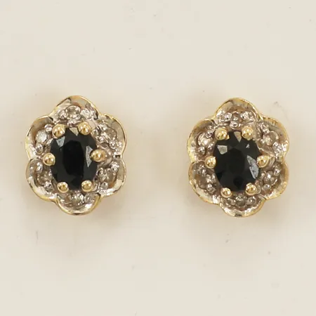 Ett par örhängen med svarta stenar samt diamanter 12xca0,005ct Ø7,8mm fattning i vitguld snurrebussar saknas 14K Vikt: 1,3 g
