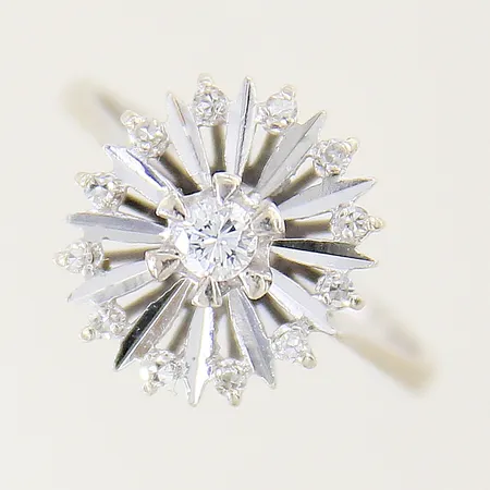Ring med svart sten stl:15¾ bredd 1,8-9,4mm bucklig skena silver 925/1000  Vikt: 1,4 g