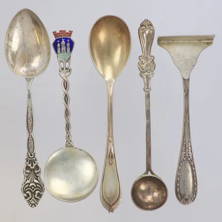4 Skedar, 1 påpetare, gravyr, 830/1000 silver Vikt: 96,7 g