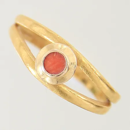 Ring med diamant ca 0,15ct stl:18 bredd:5-6mm Schalins 18K  Vikt: 9,2 g