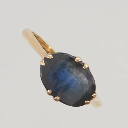 Ring stl:17¾ bredd 9mm blå sten 18K 3,1g.