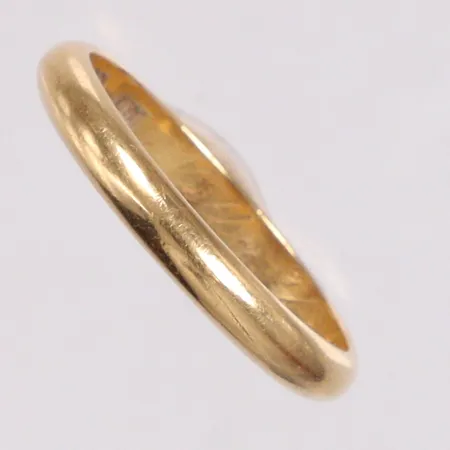 Ring slät stl: 19¾, gravyr 18K Vikt: 4,9 g