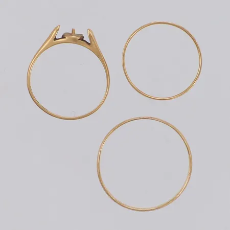 Tre ringar, pärla saknas, gravyr, 18K Vikt: 4,2 g