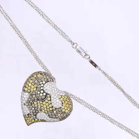 Collier med 97st briljantslipade gula safirer, 111st färglösa diamanter, kvalitet ca TW-W(G-H)/VS-SI, totalt ca 2,25ctv, 2 st stenar saknas, samt 84st briljantslipade diamanter Greenish Yellowish Brown/VS-SI, en sten med nagg, totalt ca 1,75ctv, dubbelradig kedja ankarlänk 42,5cm bredd 2mm, hänhets höjd 38mm, bredd 41mm, djup 11mm, italienska stämplar, slitage, repor och bucklor på baksidan av hänget, värderingsintyg från Pantbanken 2023 medföljer, vitguld 18K Vikt: 31,7 g
