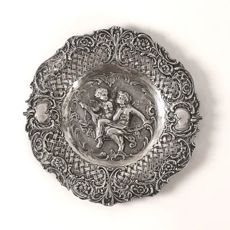 Fat med motiv av putti rokokostil, Ø20,5cm, franska stämplar, silver Vikt: 175,6 g