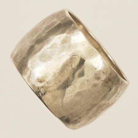 Ring med hamrad dekor stl:17¼, bredd 14mm stämplad PB silver 925/1000 Vikt: 8,2 g