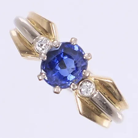 Ring med diamanter 2 x ca 0,02ct och blå sten stl:16¾, tvåfärgad, bredd 4-7mm, svenska stämplar, 18K Vikt: 7,7 g