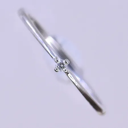 Ring stl: 14¼ bredd 1mm 18K. Vikt: 1,2 g