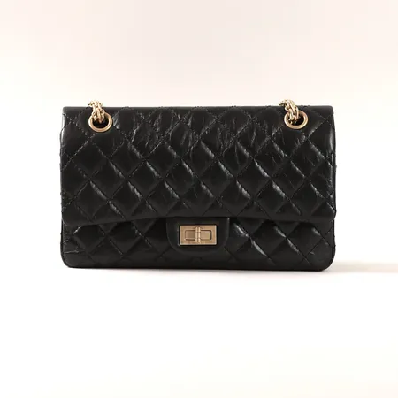 Väska Chanel 2.55 reissue, svart åldrat kalvskinn med guldfärgade beslag, vinrött läder invändigt, mått ca 16x24x7,5cm, snr 29589509, kvitto Chanel Birger Jarlsgatan 2020, mindre tråddragning på insida, inga tillbehör