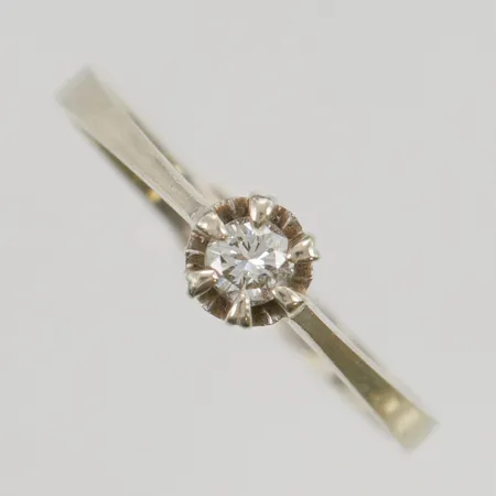 Ring med diamant ca 0,15ct stl:18½ bredd 5mm 18K 2,3g.