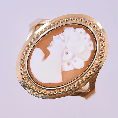Ring med troligen akvamarin stl: 17 bredd 2-17mm 14K. Vikt: 8,7 g
