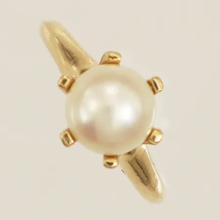 Ring med pärla stl:14¾, bredd 1,7-9mm 14K  Vikt: 3,1 g