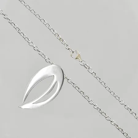 Kedja med hänge Efva Attling, längd 49½cm, länkens bredd 3mm, hängets längd 34mm, etui, silver 925/1000. Vikt: 11,6 g