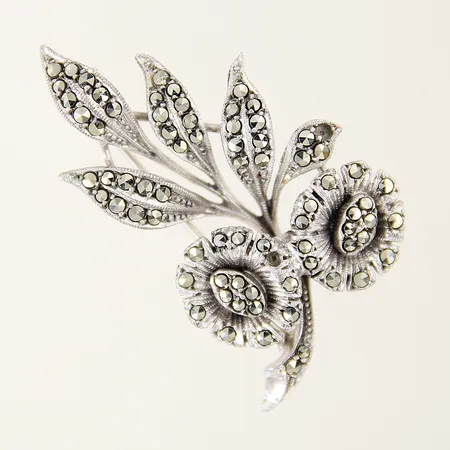 Brosch med markasiter 38,4 x 29,7mm silver 830/1000 Vikt: 7,5 g