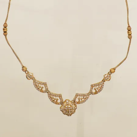 Collier med integrerat hänge längd 42,5cm bredd 1,3-3,8mm hängets mått 10x1,5cm vita stenar 21K Vikt: 12 g