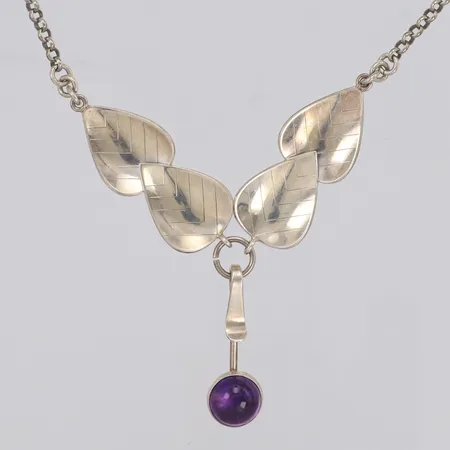 Collier med cabochonslipad ametist, längd 43cm, bredd 35mm, Ceson Guldvaru Ab, silver 830/1000  Vikt: 14,1 g