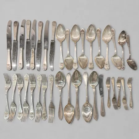 15 Skedar olika modeller, 13 Gafflar olika modeller, 9 Knivar, blad i rostfritt stål, gravyr, silver 830/1000 bruttovikt: 1948,5g.