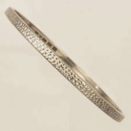 Armring med hamrad dekor Ø6,5cm bredd 4,2mm år 1966 vitguld 18K Vikt: 31 g