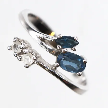 Ring med vita och blåa stenar, stl:18, bredd 2,6-11,3mm, 925/1000 silver. Vikt: 2,5 g