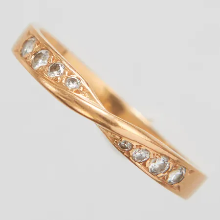 Ring med diamanter stl:18, 8 x ca 0,01-0,03ct, bredd 1,5-2,3mm, svenska stämplar, 18K Vikt: 2,1g Vikt: 2,1 g