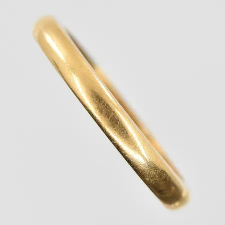 Ring stl:20¼ bredd 3mm, gravyr, 18K. Vikt: 2,9 g