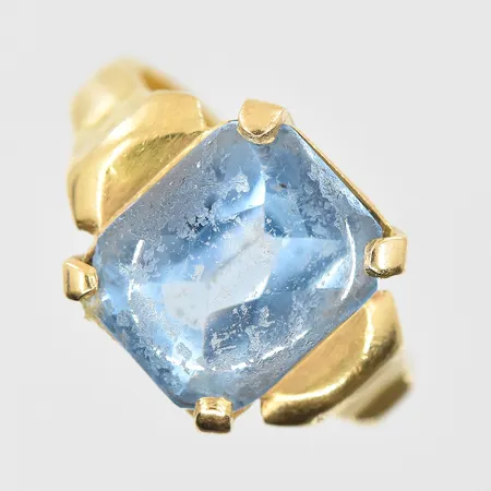 Ring med blå sten stl:18¼, bredd 3-12mm, sliten sten, 18K + 23K. bruttovikt 7,2g Vikt: 7,2 g