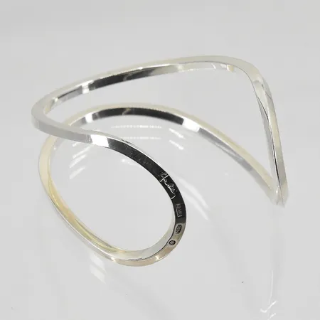 Armring Efva Attling Loop Cuff, innermått/omkrets ca 16½-17cm, öppning ca 25mm, öppen stel modell, etui, silver 925/1000. Vikt: 30,8 g