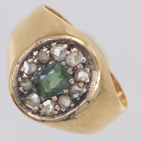 Ring med grön sten och rosenstenar, stl:17¼, bredd 13mm, nagg, 18K Vikt: 5,7 g