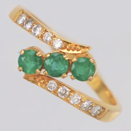 Ring med smaragder och diamanter 10 x ca 0,02-0,03ct, stl:19, bredd 9mm, 18K Vikt: 3,1 g