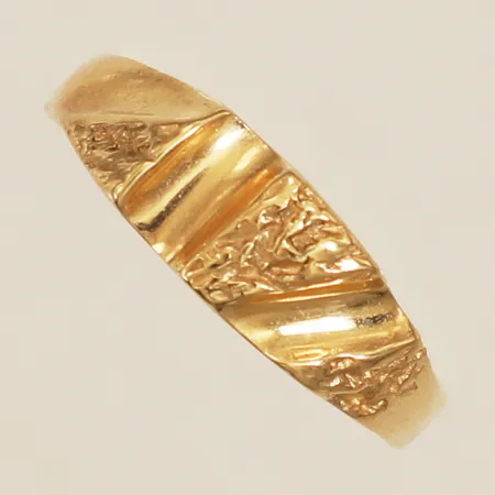 Ring med dekor stl:17¼ bredd 5,7mm ojämnheter på skena 18K Vikt: 2 g