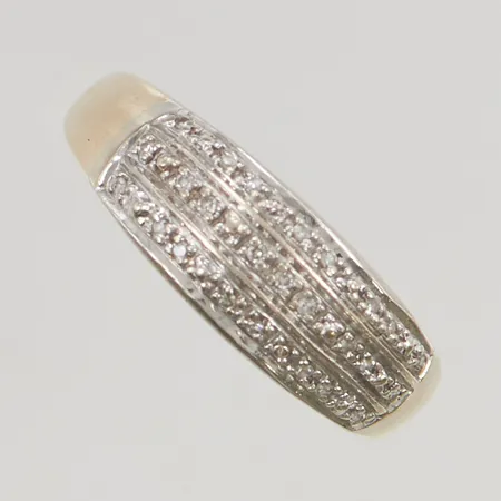 Ring med diamanter 25x ca 0,0025ct, stl:18¾ bredd 3mm 18K 3,8g.