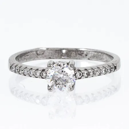 Ring med vita stenar (cz) stl:17¼ bredd 2-11mm, rodierat silver 2,9g.