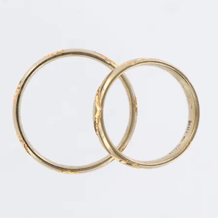 2 Ringar med mönster, stl: 19, 16½, bredd: 4mm, tvåfärgad, gravyr, BÖS, 18K Vikt: 8 g