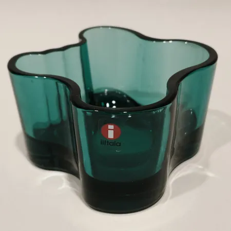 Ljuslykta Savoy Alvar Aalto Iittala höjd ca 5cm bredd ca 9,5cm grönfärgat glas etikettmärkt smärre repor på undersida