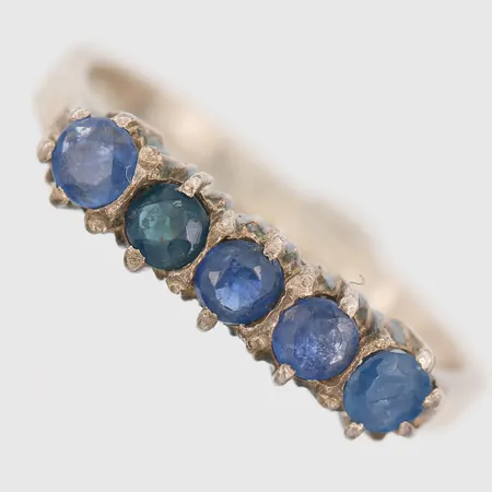 Ring med blå stenar stl:17¾, bredd 2-5mm, skev, slitage på stenar, ostämplat silver Vikt: 2,5 g