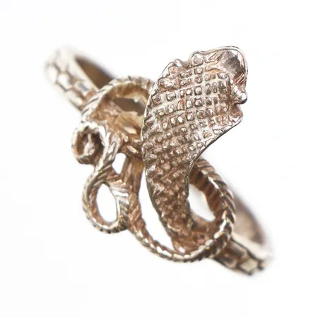 Ring, kobra, stl:18, bredd 2,3-15,9mm, något skev skena, 925/1000 silver. Vikt: 2,8 g