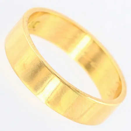 Ring slät stl: 17¼ bredd: 4,8mm, gravyr, 18K Vikt: 4,1 g