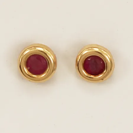 Ett par örhängen med rosa stenar Ø5,5mm 18K Vikt: 0,5 g