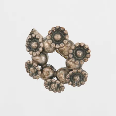 Brosch med floral dekor Ø22mm, silver 830/1000 Vikt: 3,3 g