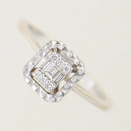 Ring med vita stenar stl: 16¼ bredd2,7-5,2mm gravyr, skev skena ostämplad 18K  Vikt: 2,9 g