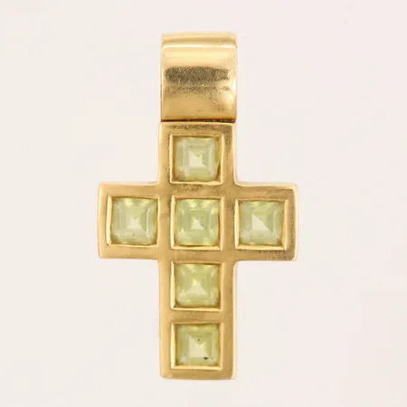 Hänge med carréslipade peridoter i form av ett kors, höjd 24mm, bredd 14mm, 18K guld Vikt: 2,8 g