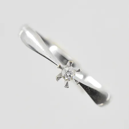 Ring med vit sten stl:16¾, bredd 2-4mm, behov av omrodiering, vitguld, 14K. Vikt: 2,2 g