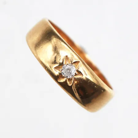 Ring med vit sten, stl:15, bredd 3,3-5,5mm, något skev skena, 18K. Vikt: 4 g