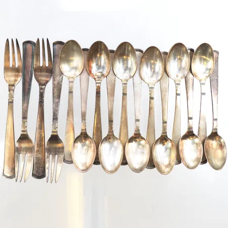 12 kaffeskedar, 4 Bakelsegaffel, modell Rosenholm, längd 12-14cm, 830/1000 silver. Vikt: 265,9 g