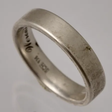 Ring stl:17 bredd 3,6-8mm, 1st blå sten, skev i skenan, silver 835/1000, 2,44g.