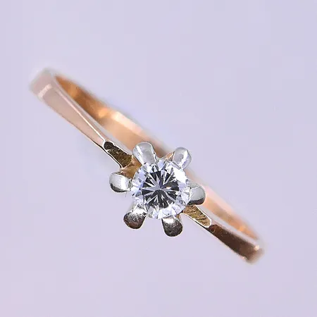 Ring med vita stenar stl: 19 bredd 2-4 mm 8K. Vikt: 2,4 g