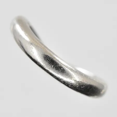 Ring stl:19 bredd 4mm, gravyr, vitguld, 18K. Vikt: 7,3 g
